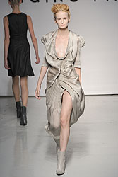 Yiqing Yin