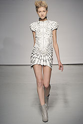 Yiqing Yin