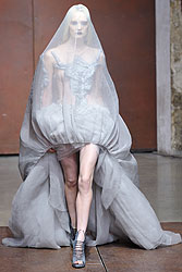 Yiqing Yin